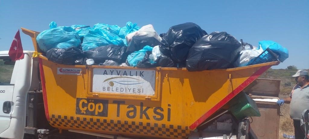 Ayvalık Belediyesi’nin temizlik ekipleri bayramda 10 bin ton çöp topladı