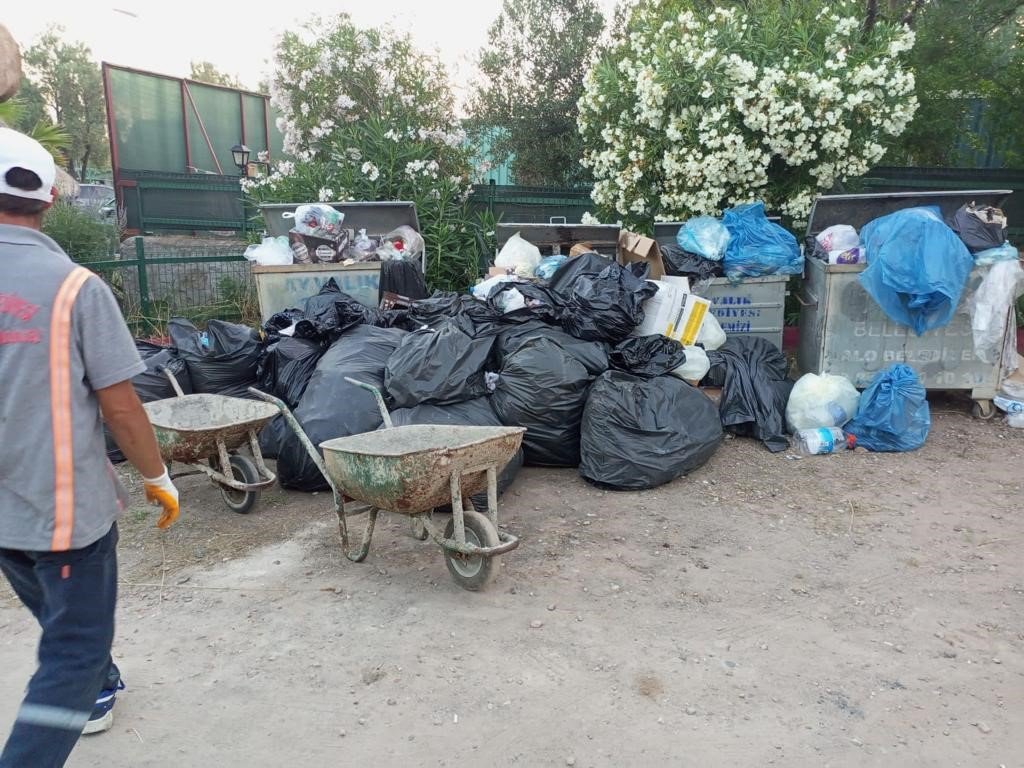 Ayvalık Belediyesi’nin temizlik ekipleri bayramda 10 bin ton çöp topladı