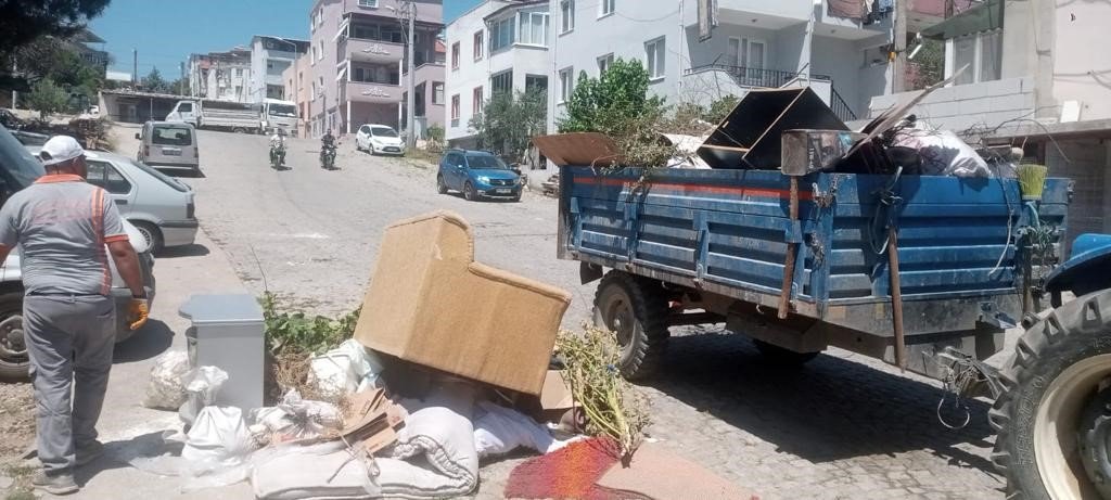Ayvalık Belediyesi’nin temizlik ekipleri bayramda 10 bin ton çöp topladı