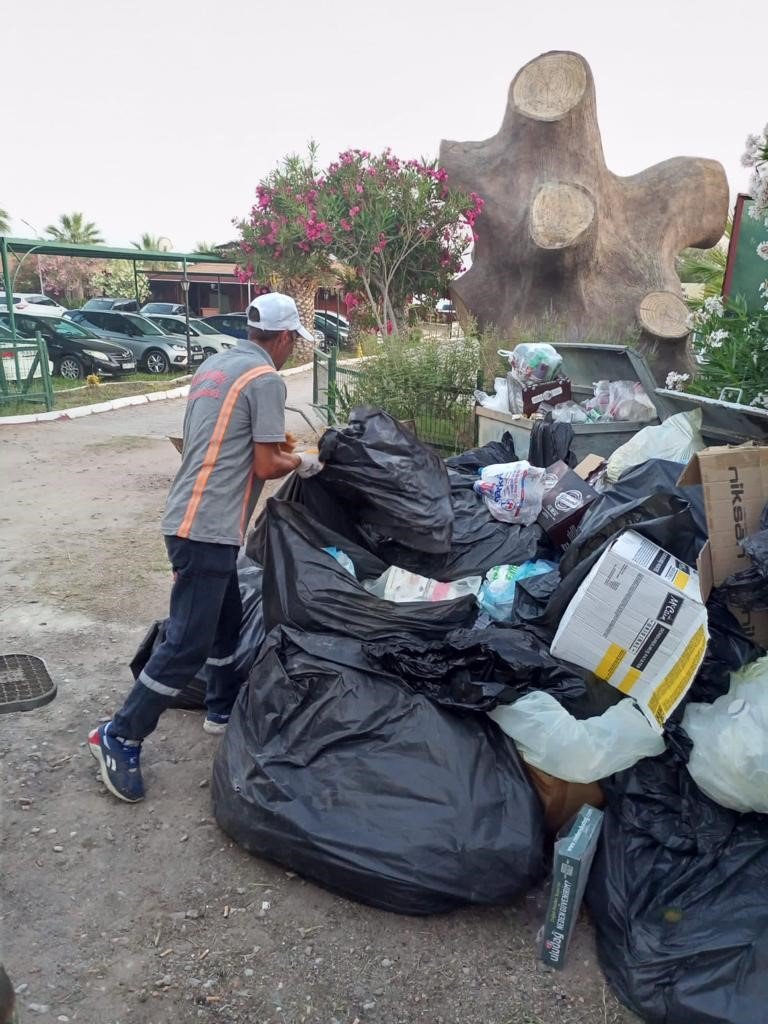 Ayvalık Belediyesi’nin temizlik ekipleri bayramda 10 bin ton çöp topladı