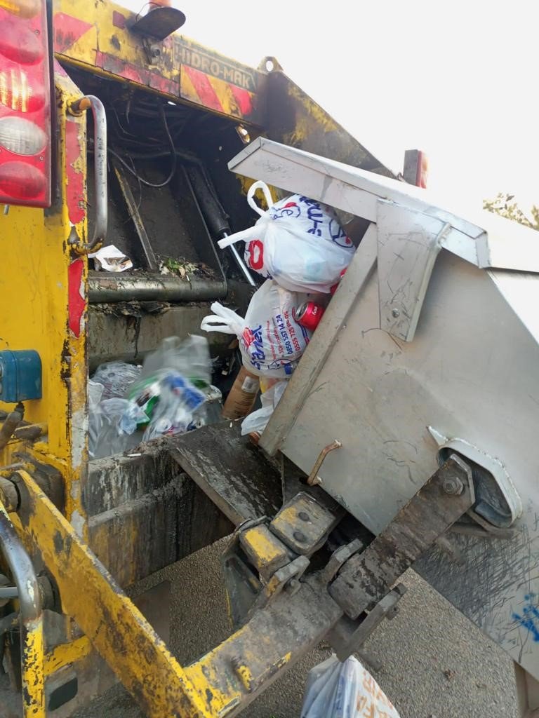 Ayvalık Belediyesi’nin temizlik ekipleri bayramda 10 bin ton çöp topladı