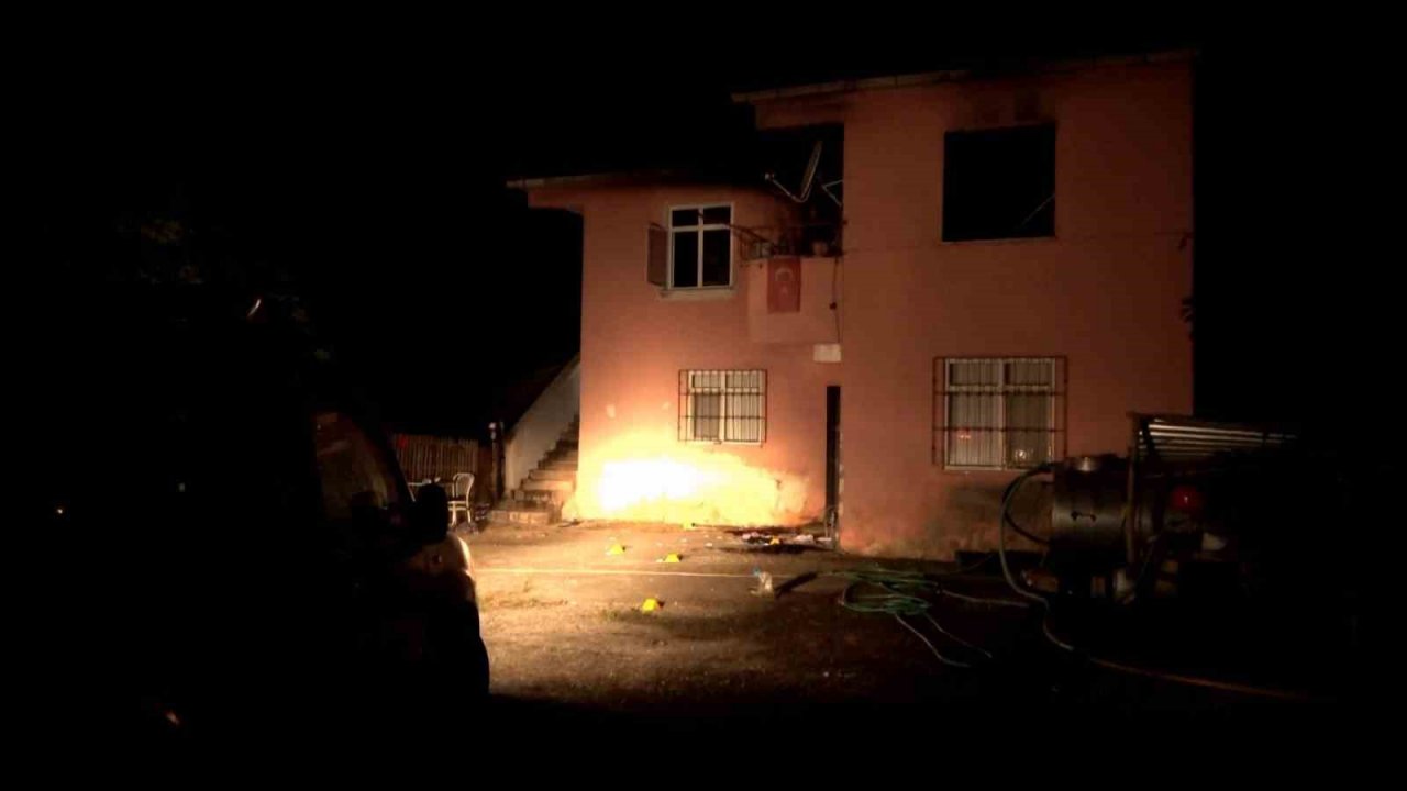 Evlat dehşeti: Babasını tüfekle öldürdü, babaannesini darp etti, evi ateşe verdi