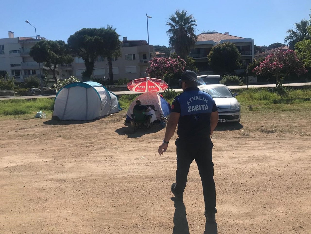 Ayvalık’ta kamp alanların dışındaki çadır ve karavanlar zabıta tarafından kaldırıldı