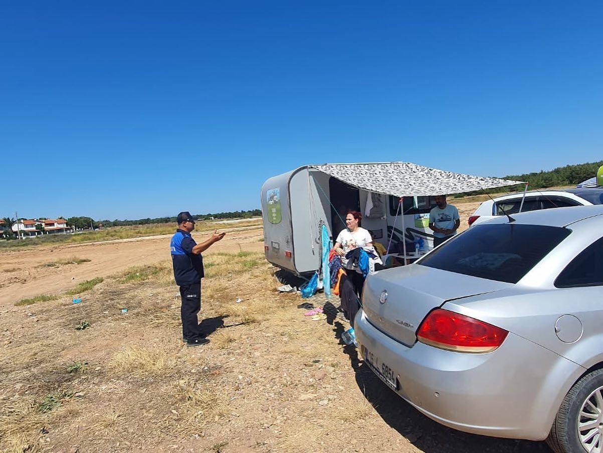 Ayvalık’ta kamp alanların dışındaki çadır ve karavanlar zabıta tarafından kaldırıldı