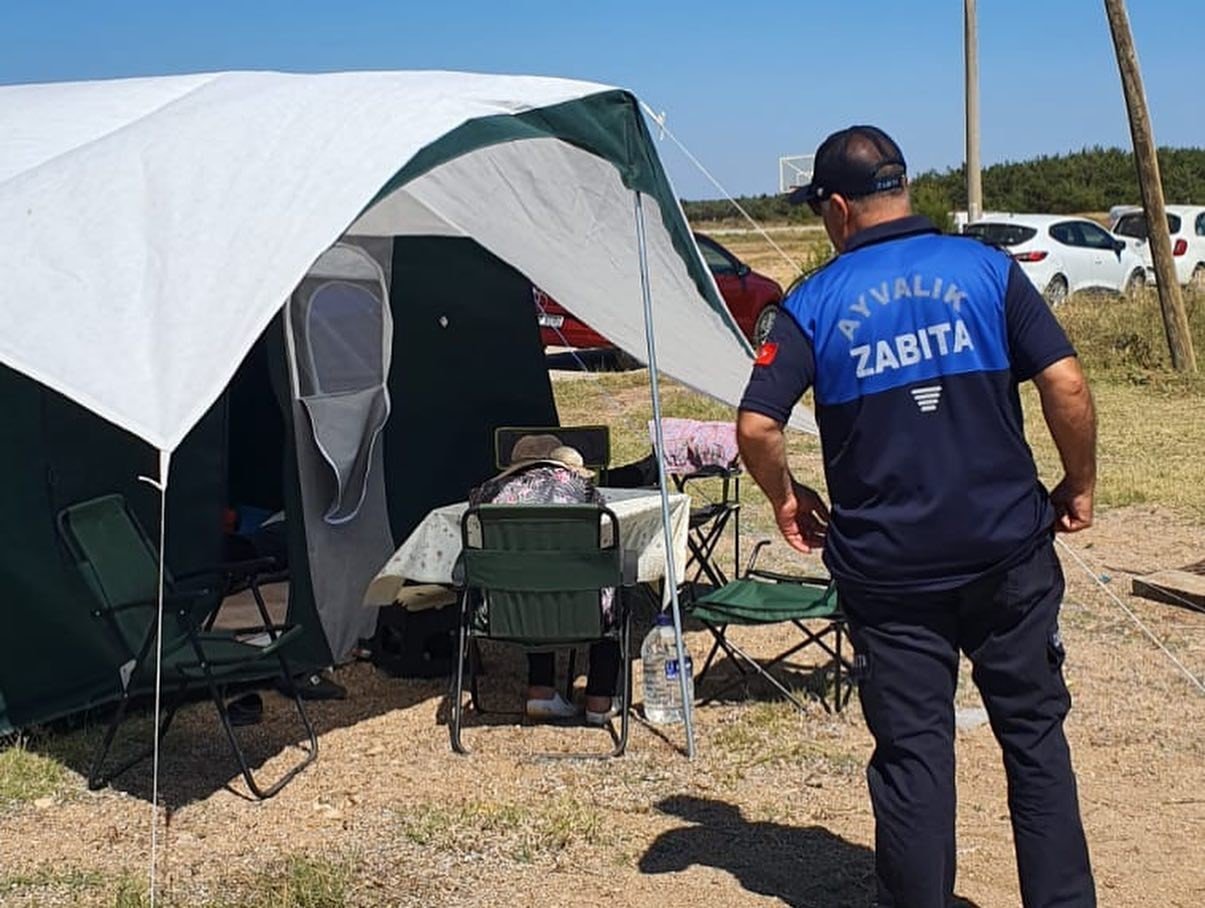 Ayvalık’ta kamp alanların dışındaki çadır ve karavanlar zabıta tarafından kaldırıldı