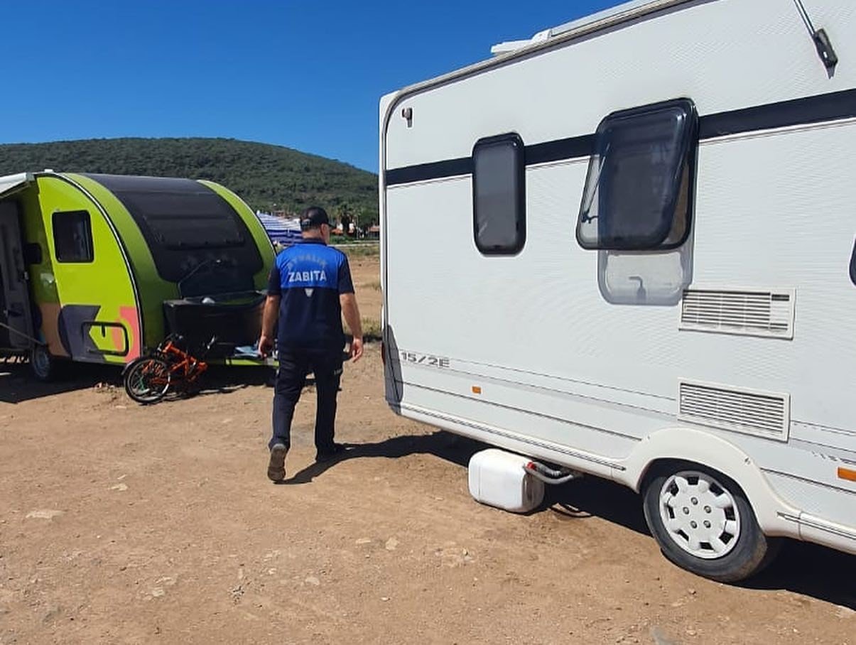 Ayvalık’ta kamp alanların dışındaki çadır ve karavanlar zabıta tarafından kaldırıldı