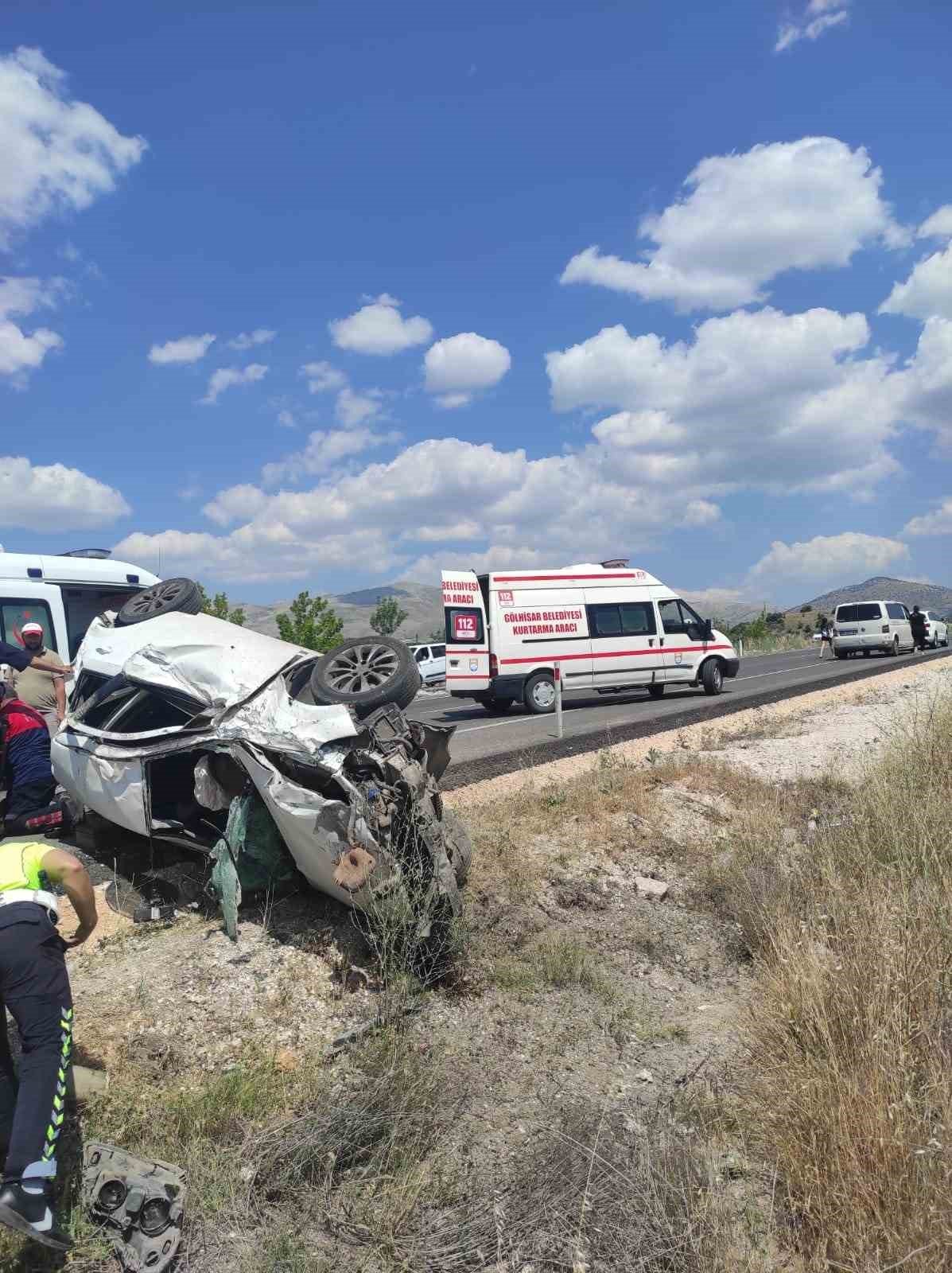 Otomobilin şarampole yuvarlandığı kazada yaralananlardan biri hayatını kaybetti