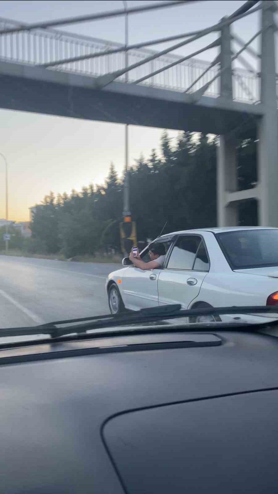 Gençlerin Tiktok videosu için tehlikeli yolculuğu kamerada