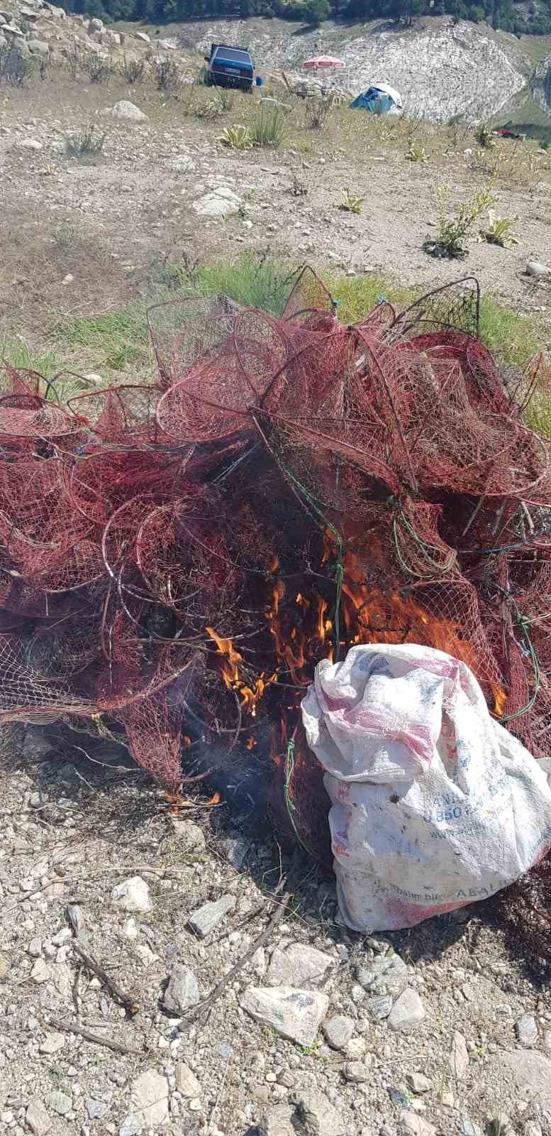 Kaçak avcıların bıraktığı 1000 metrelik ağ imha edildi