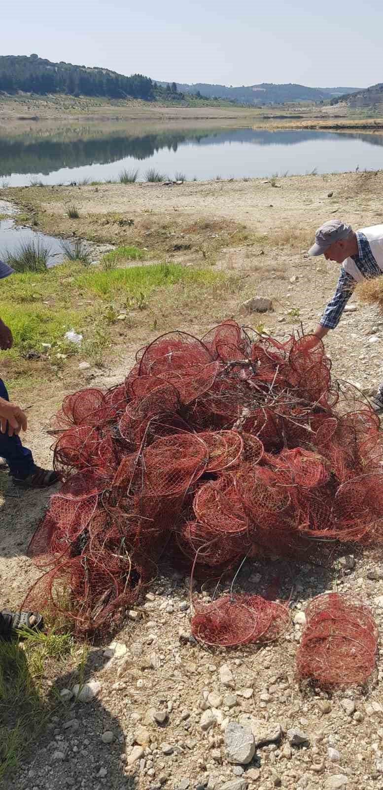 Kaçak avcıların bıraktığı 1000 metrelik ağ imha edildi