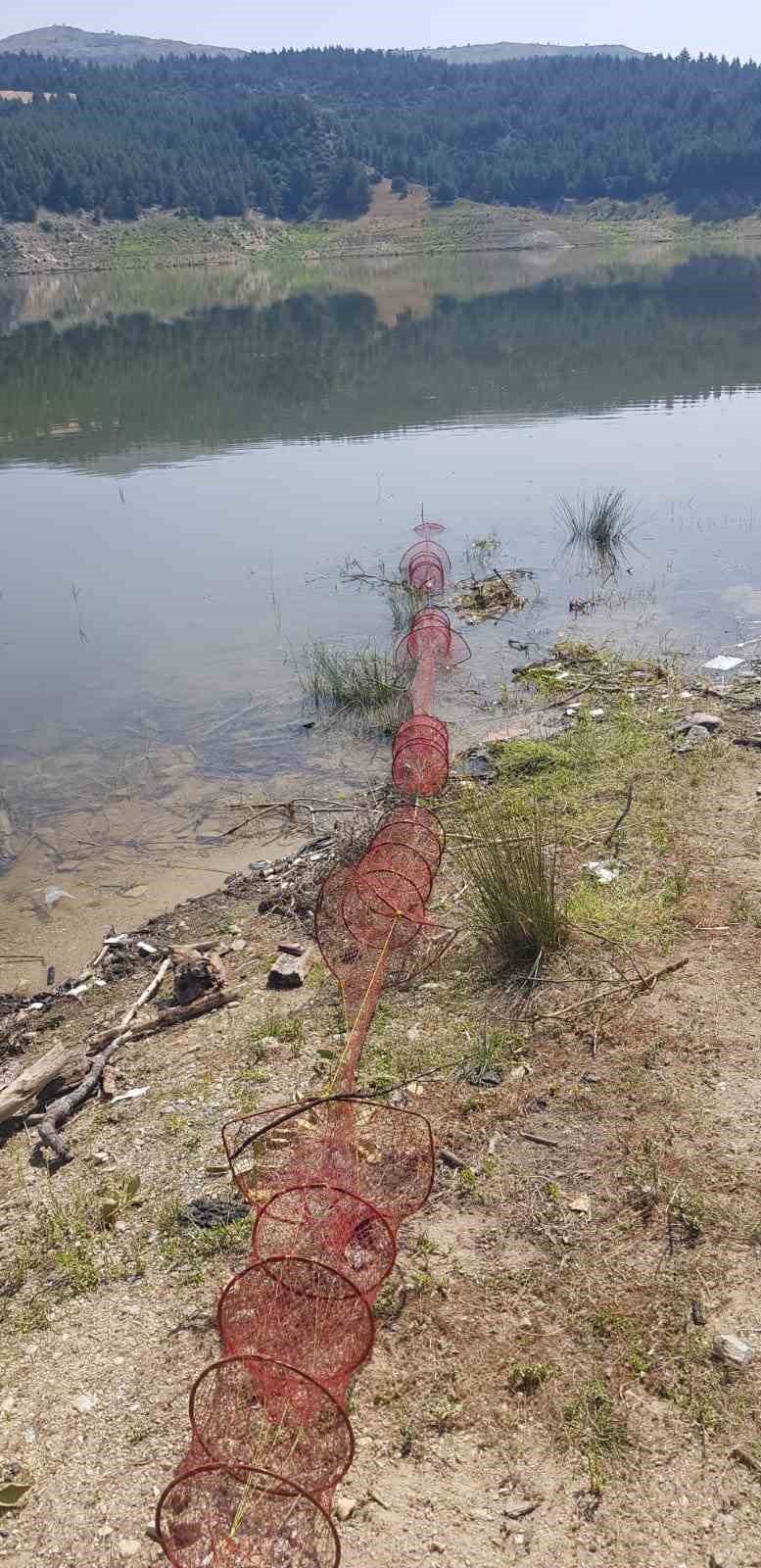 Kaçak avcıların bıraktığı 1000 metrelik ağ imha edildi