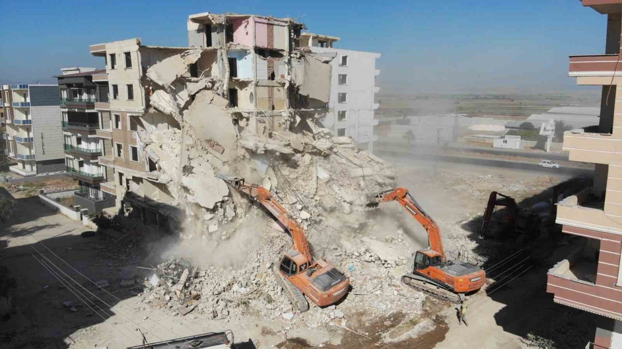 Enkaz kentte bayram tatilinin ardından iş makinası sesleri yankılanmaya başladı