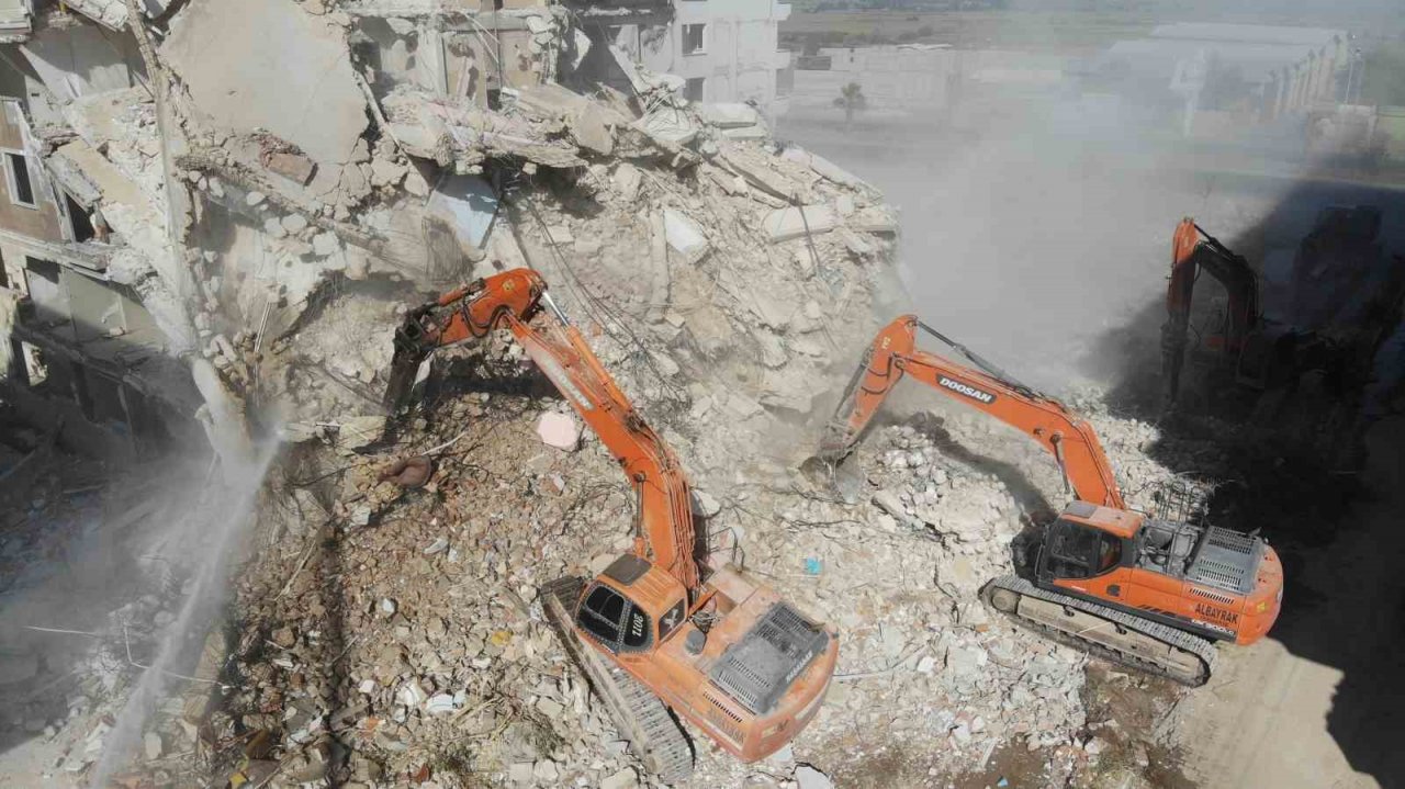 Enkaz kentte bayram tatilinin ardından iş makinası sesleri yankılanmaya başladı