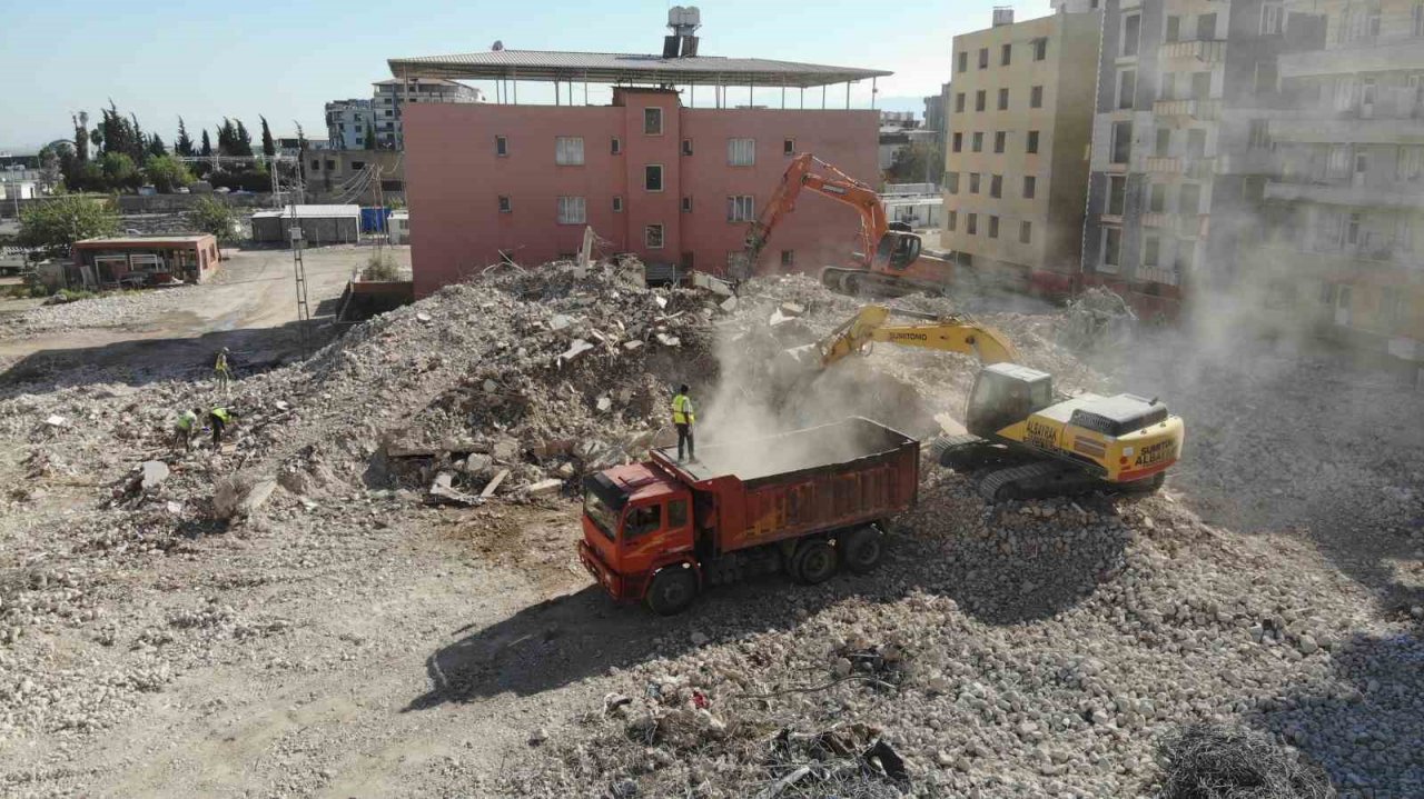 Enkaz kentte bayram tatilinin ardından iş makinası sesleri yankılanmaya başladı