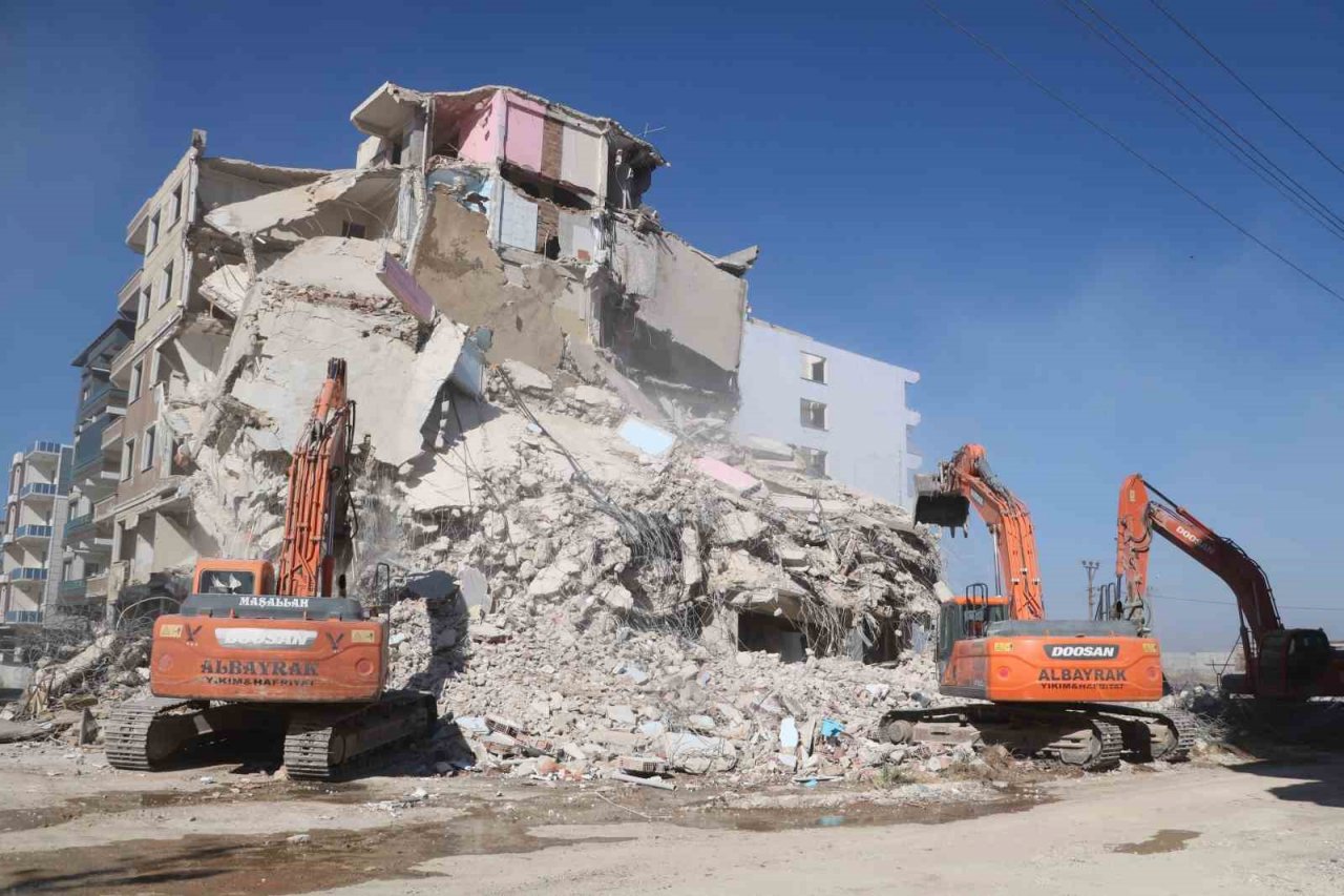 Enkaz kentte bayram tatilinin ardından iş makinası sesleri yankılanmaya başladı