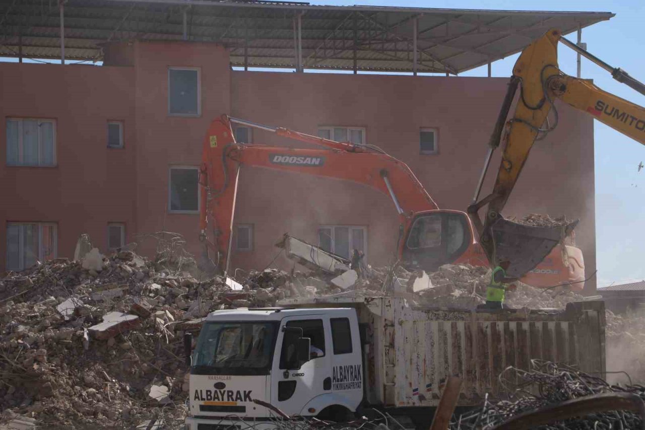 Enkaz kentte bayram tatilinin ardından iş makinası sesleri yankılanmaya başladı