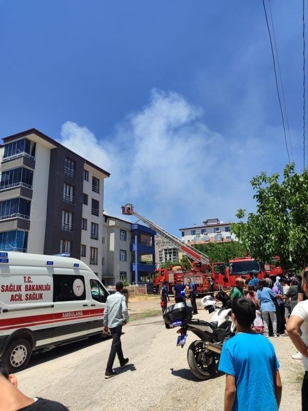 Elazığ’da çatı alev alev yandı
