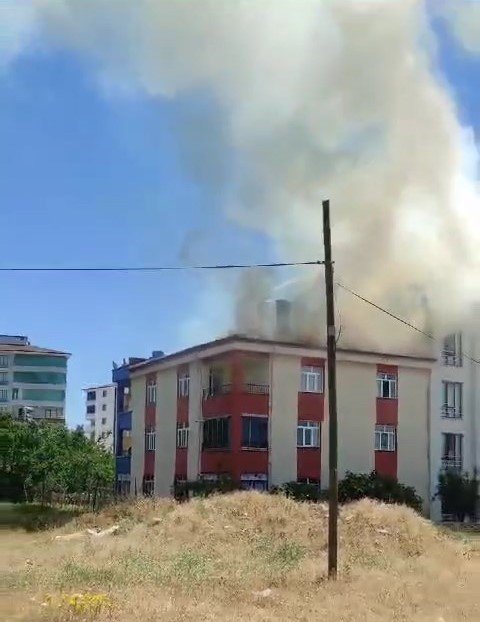 Elazığ’da çatı alev alev yandı