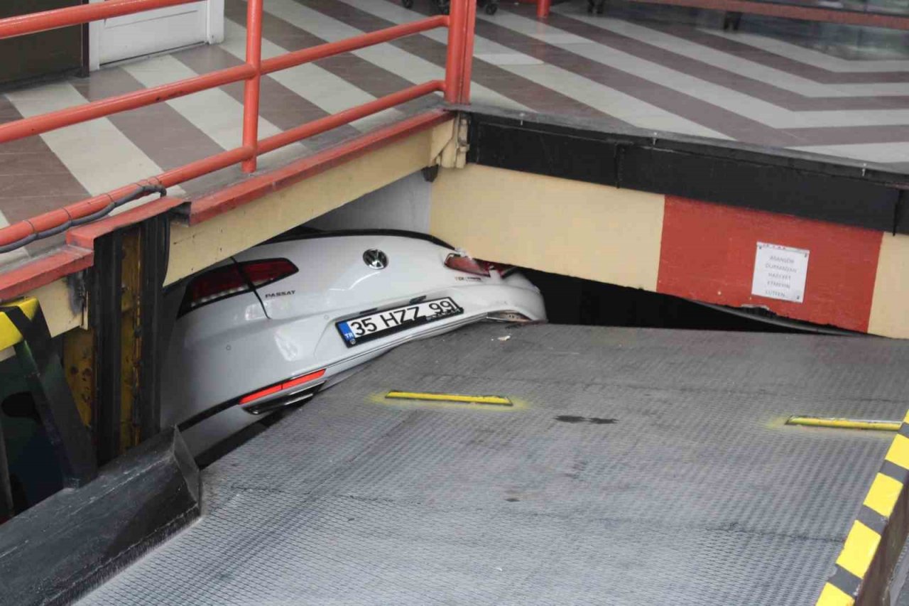 Otomobil, asansörlü otoparka sıkıştı