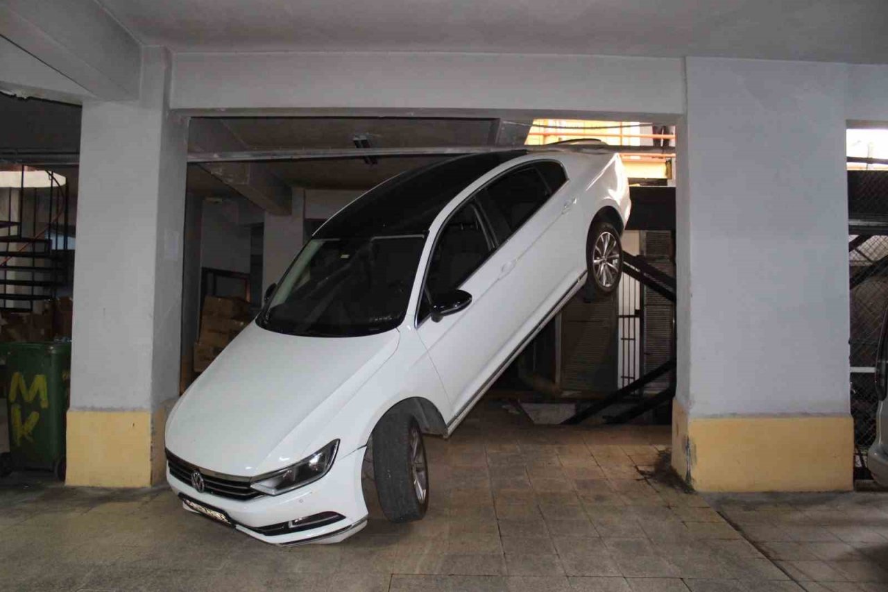 Otomobil, asansörlü otoparka sıkıştı