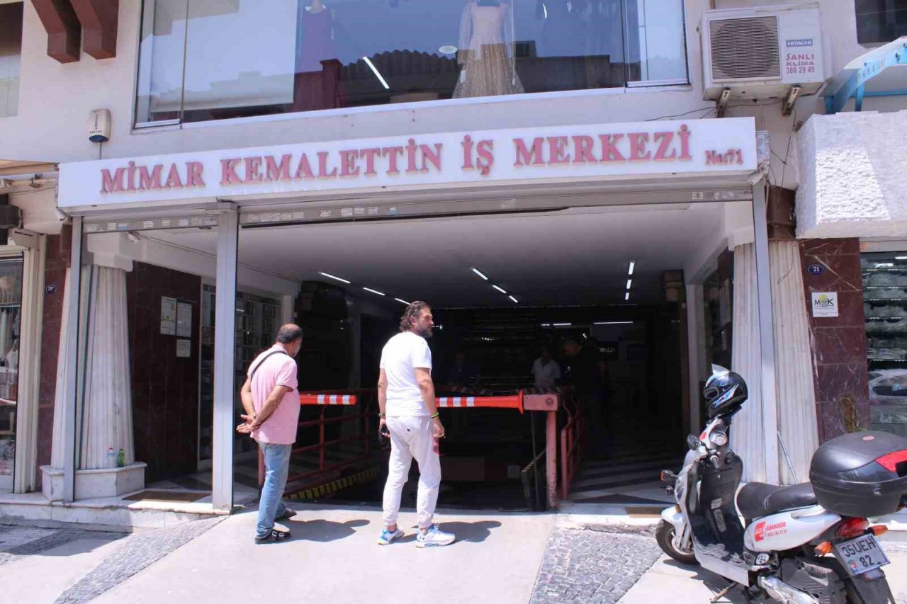 Otomobil, asansörlü otoparka sıkıştı