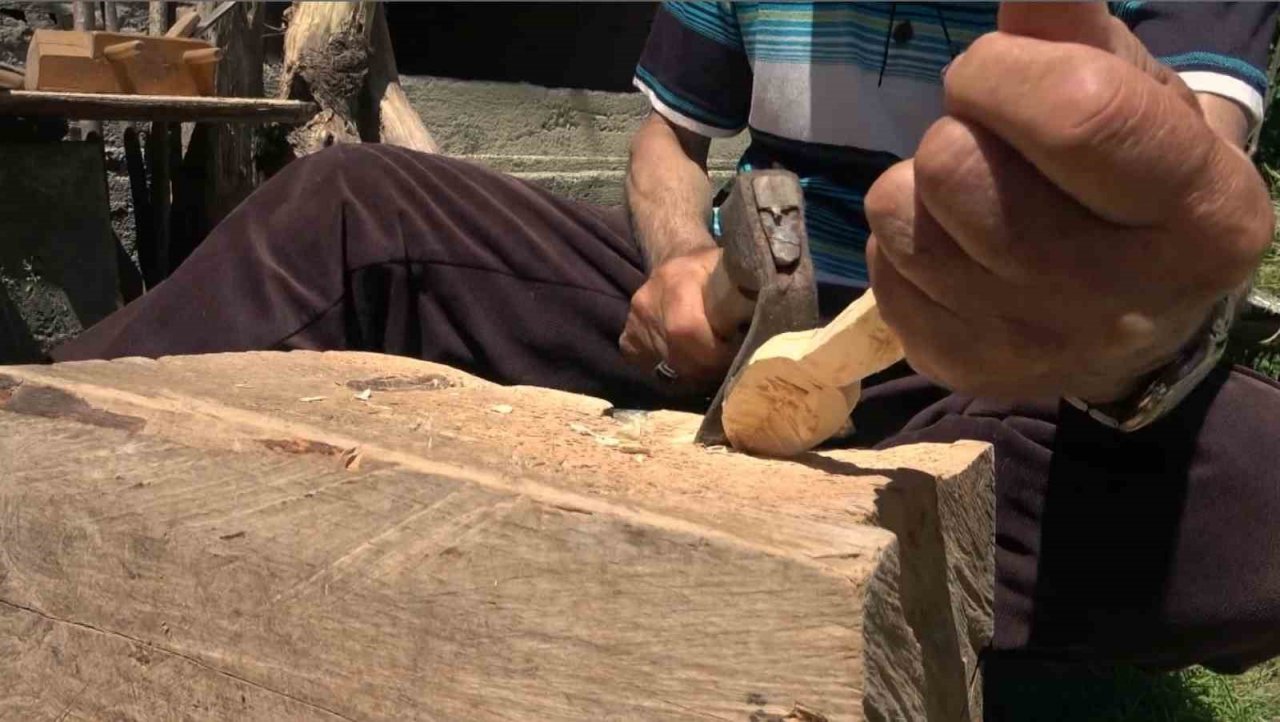 Teknolojiye inat ata mesleği tahta kaşıkçılığı geleneksel yöntemlerle sürdürüyor