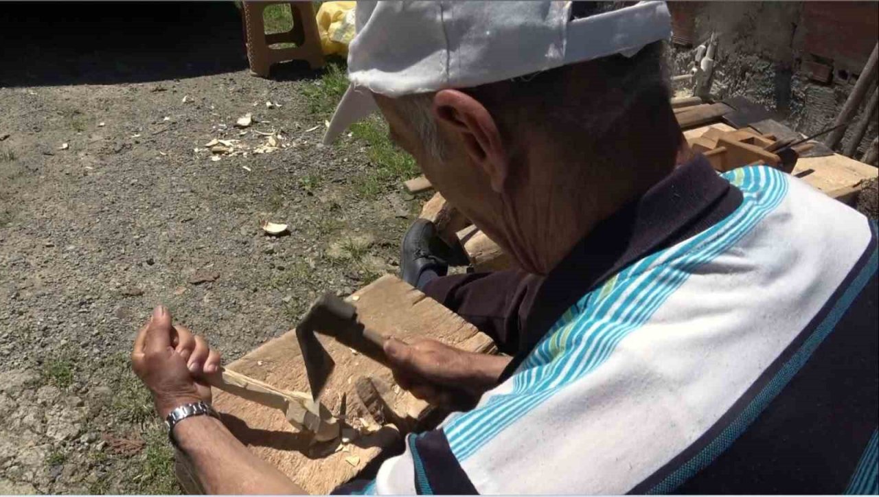 Teknolojiye inat ata mesleği tahta kaşıkçılığı geleneksel yöntemlerle sürdürüyor