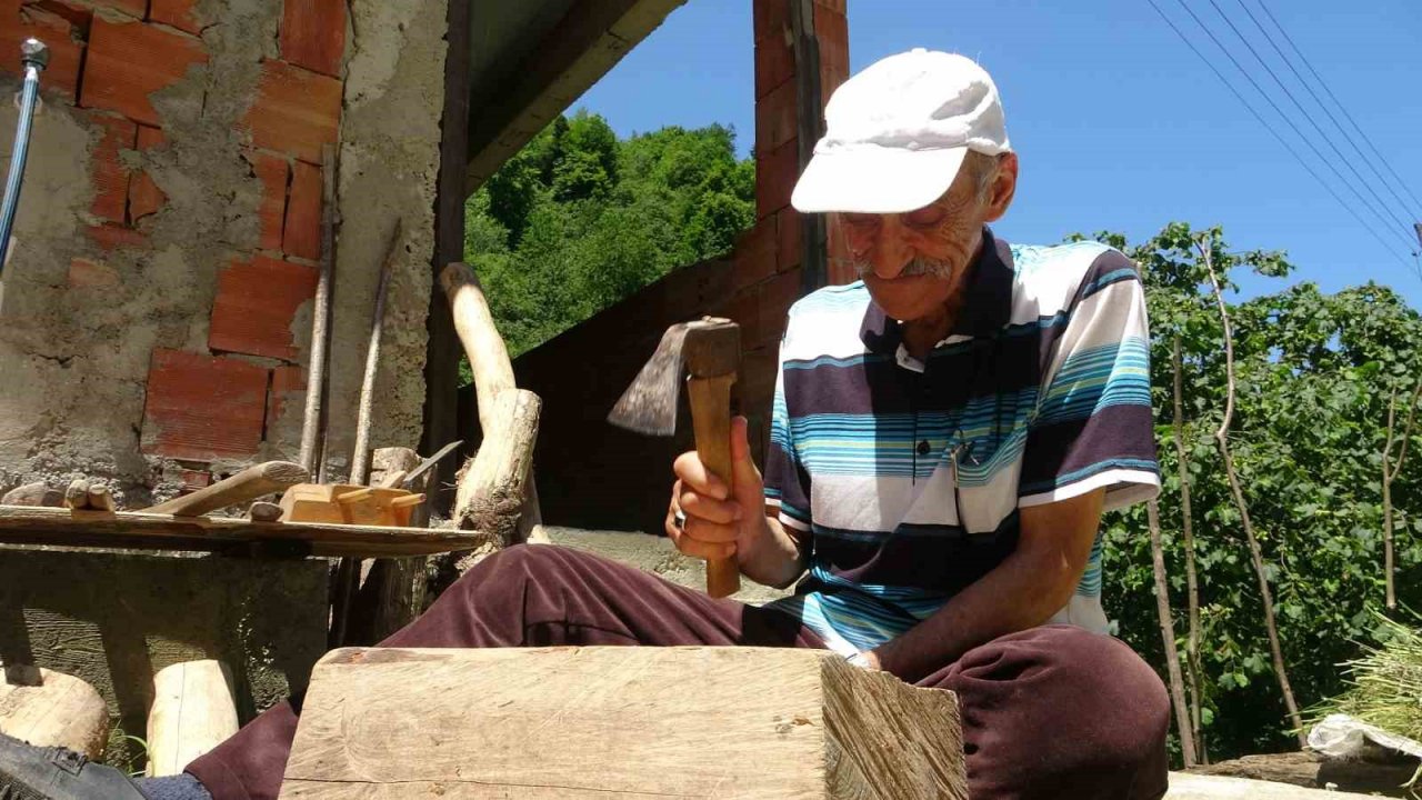 Teknolojiye inat ata mesleği tahta kaşıkçılığı geleneksel yöntemlerle sürdürüyor