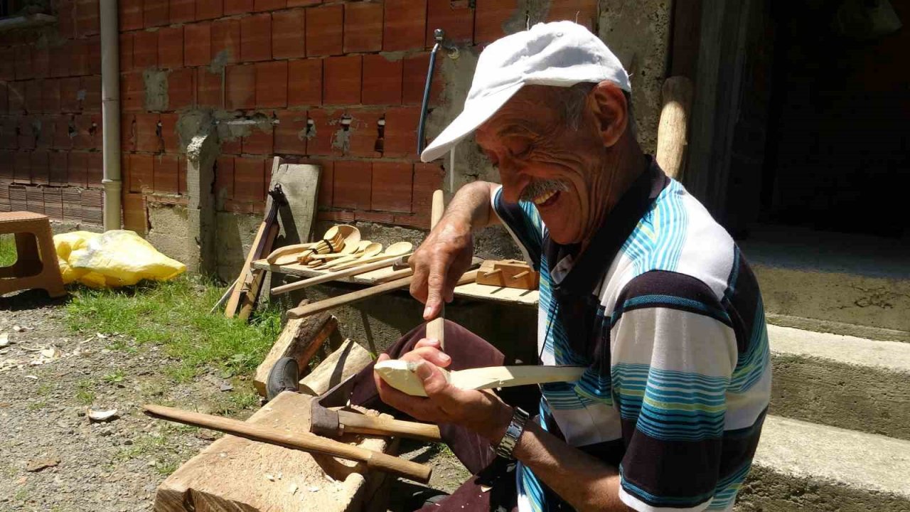 Teknolojiye inat ata mesleği tahta kaşıkçılığı geleneksel yöntemlerle sürdürüyor