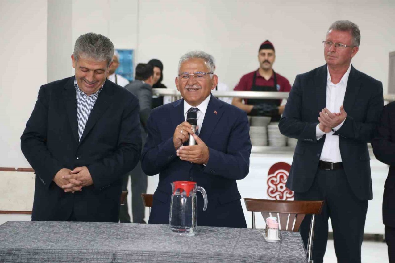 Başkan Büyükkılıç, belediye personeliyle bayramlaştı