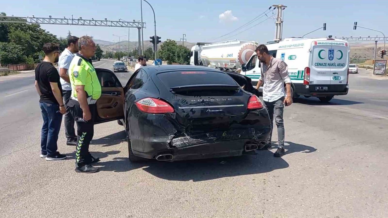 Kırmızı ışıkta bekleyen otomobile çarptı: 4 yaralı