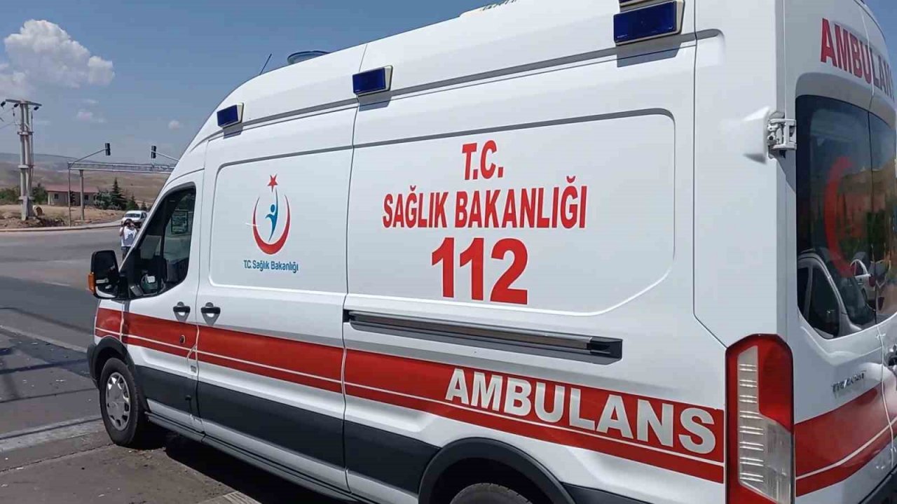 Kırmızı ışıkta bekleyen otomobile çarptı: 4 yaralı