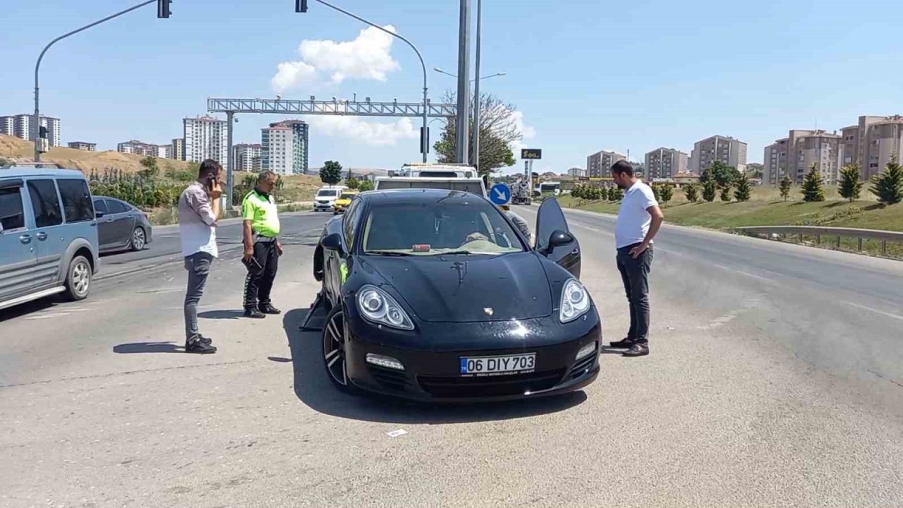 Kırmızı ışıkta bekleyen otomobile çarptı: 4 yaralı