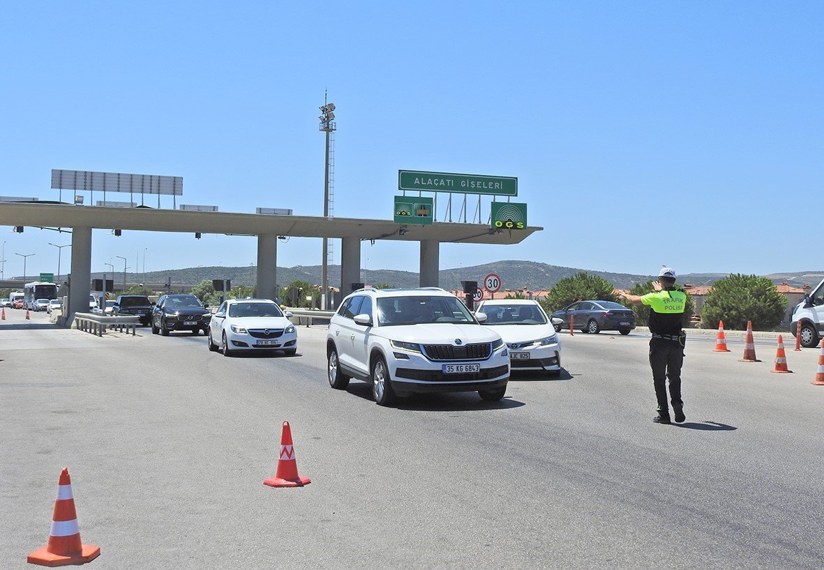 Ünlü tatil merkezi Çeşme’ye bayramda 217 bini aşkın araç giriş yaptı