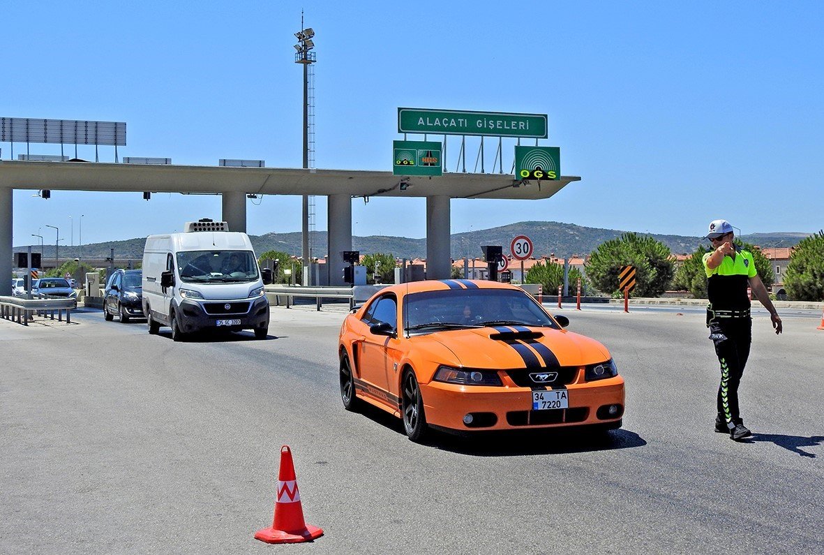 Ünlü tatil merkezi Çeşme’ye bayramda 217 bini aşkın araç giriş yaptı