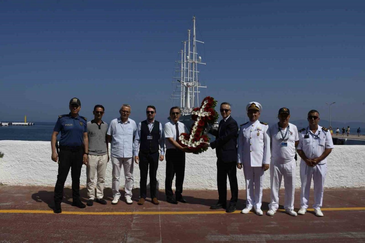 Kuşadası denizine şehitler anısına çiçek bırakıldı