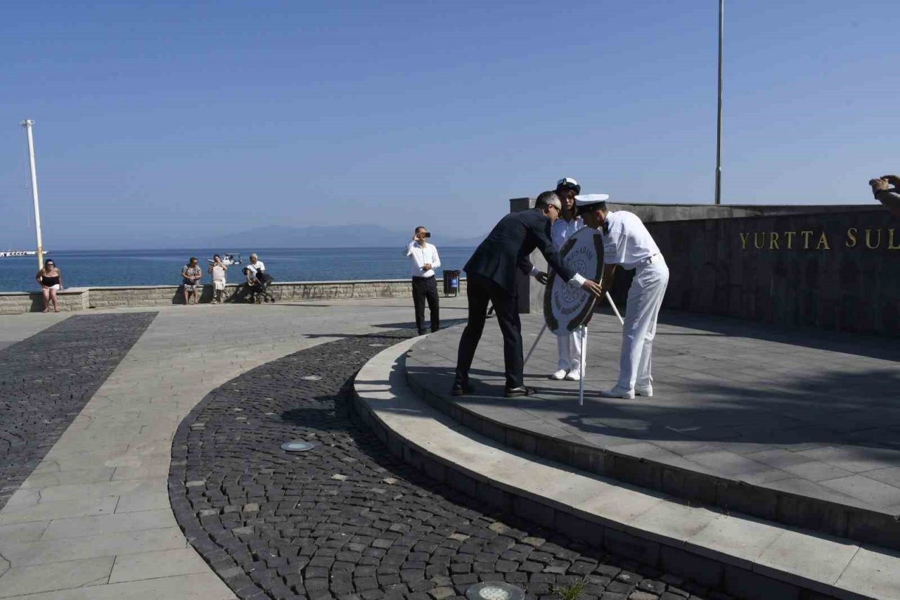 Kuşadası denizine şehitler anısına çiçek bırakıldı