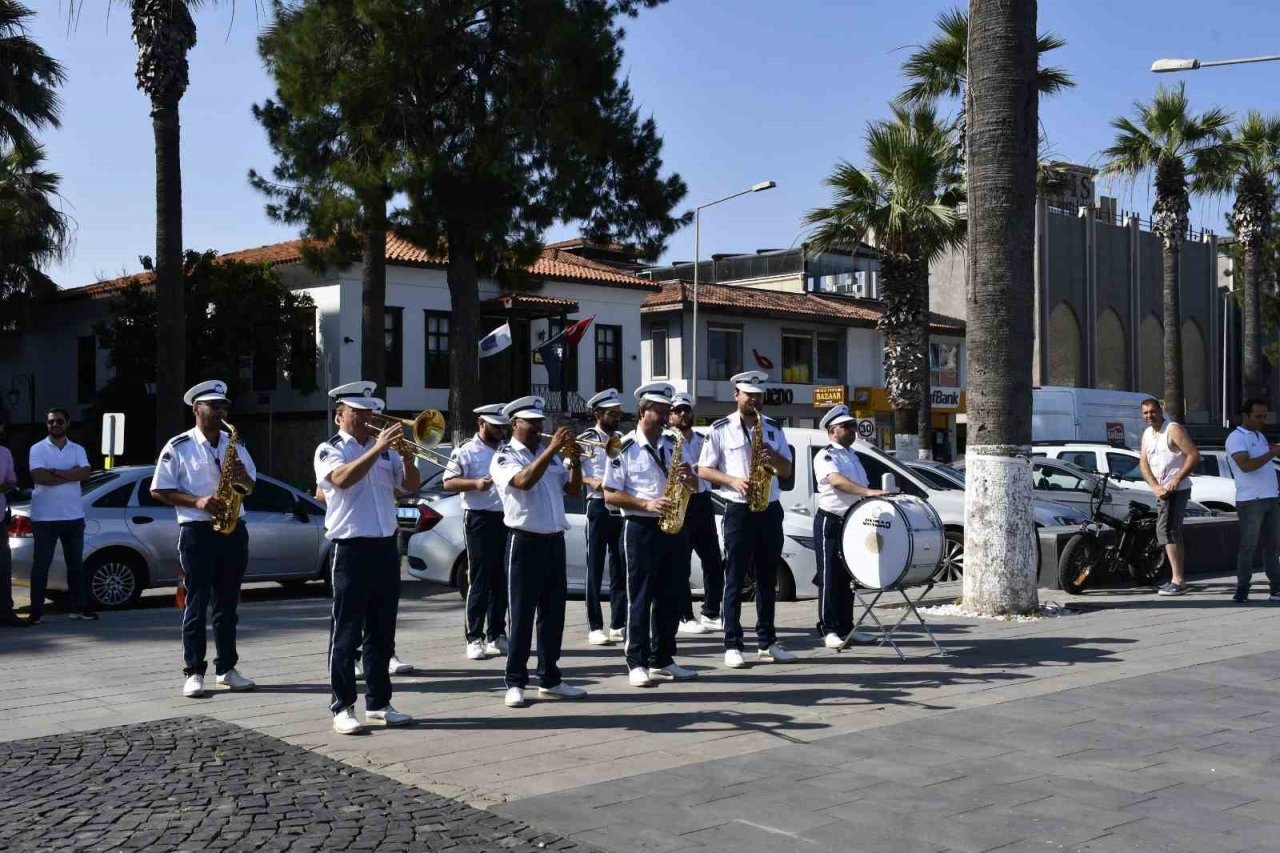 Kuşadası denizine şehitler anısına çiçek bırakıldı
