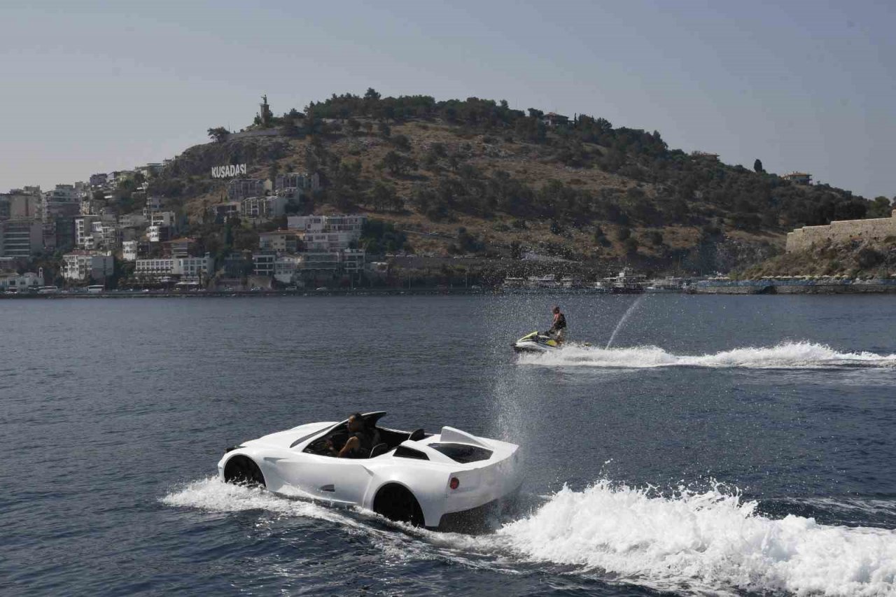 Kuşadası denizine şehitler anısına çiçek bırakıldı