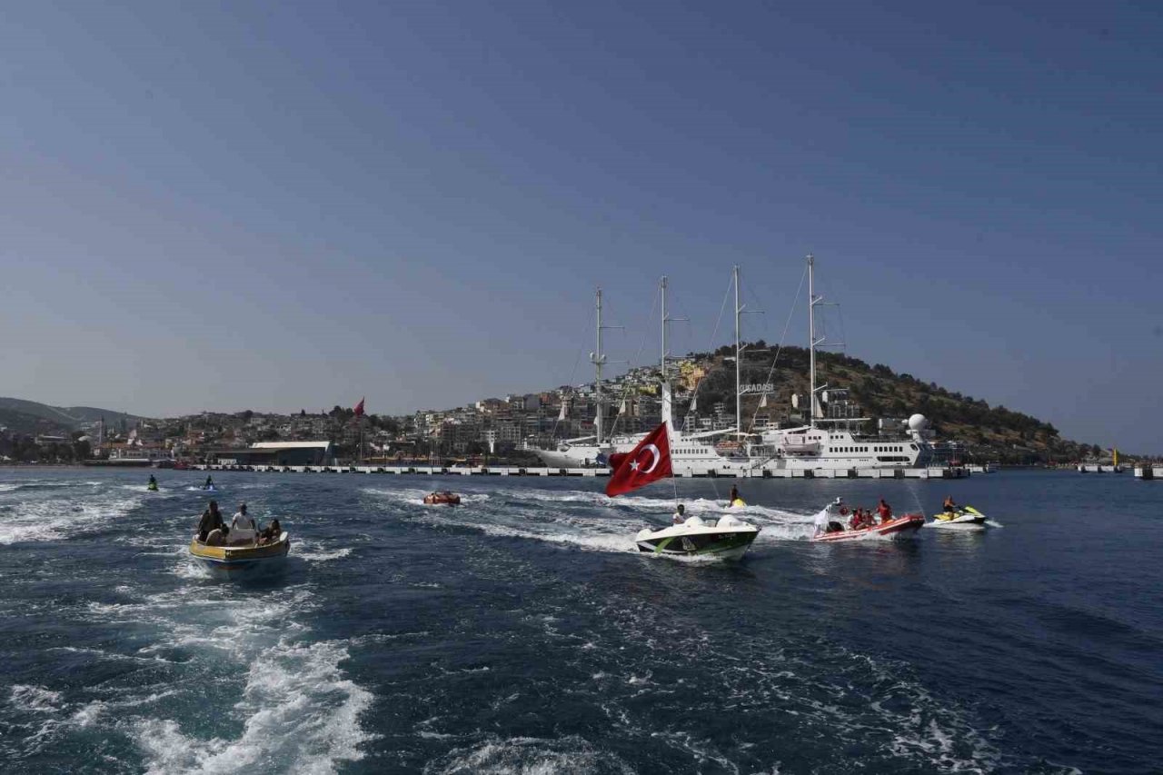Kuşadası denizine şehitler anısına çiçek bırakıldı