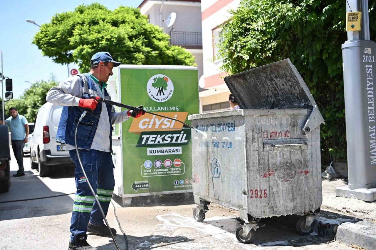 Mamak’ta çöp konteynerleri temizleniyor