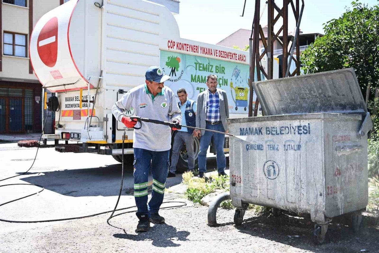 Mamak’ta çöp konteynerleri temizleniyor