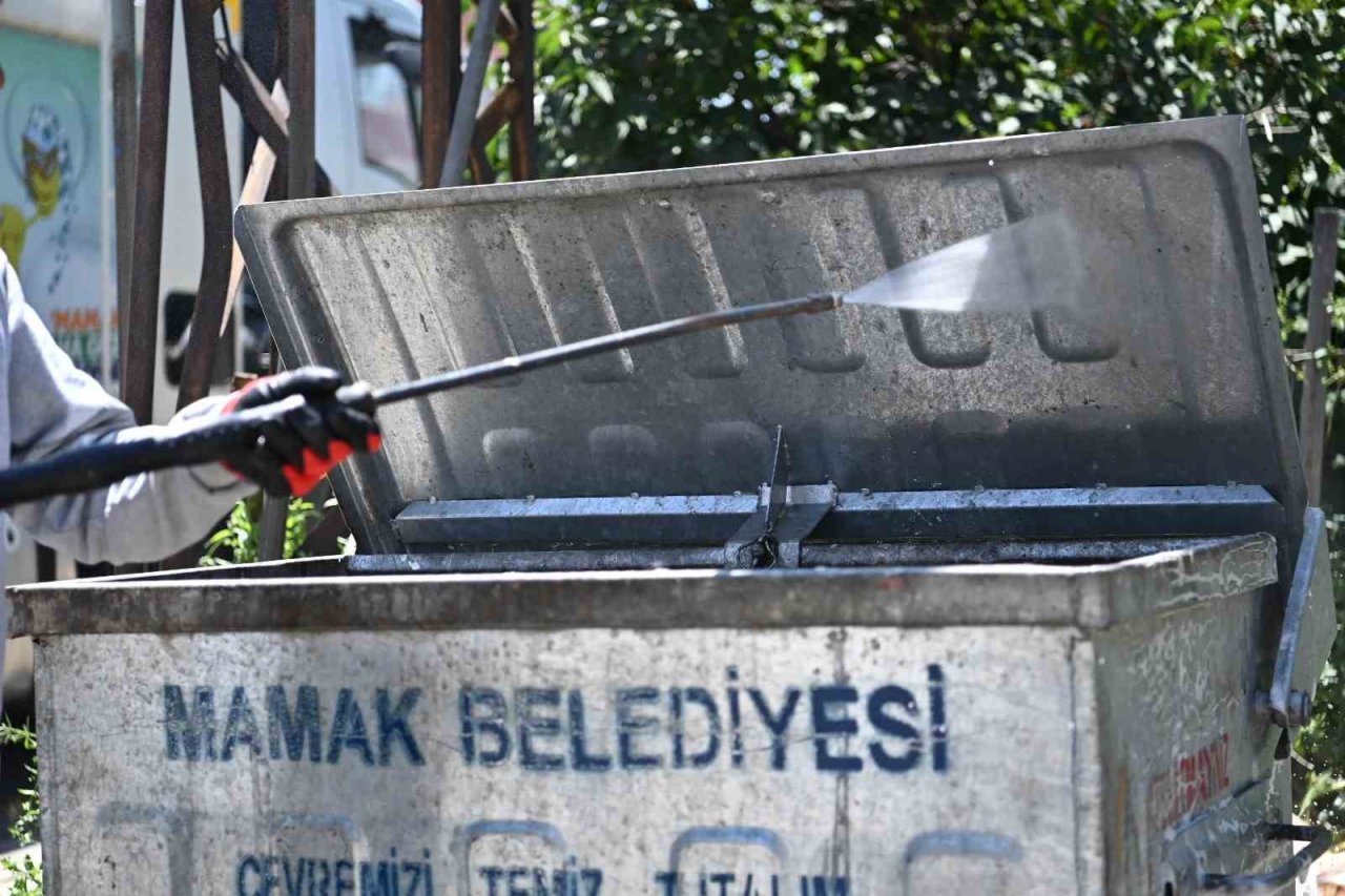 Mamak’ta çöp konteynerleri temizleniyor