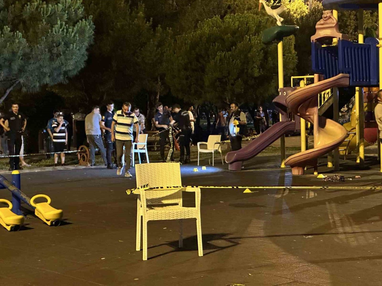 Çocuk parkında silahla yaralanan şahıs hayatını kaybetti