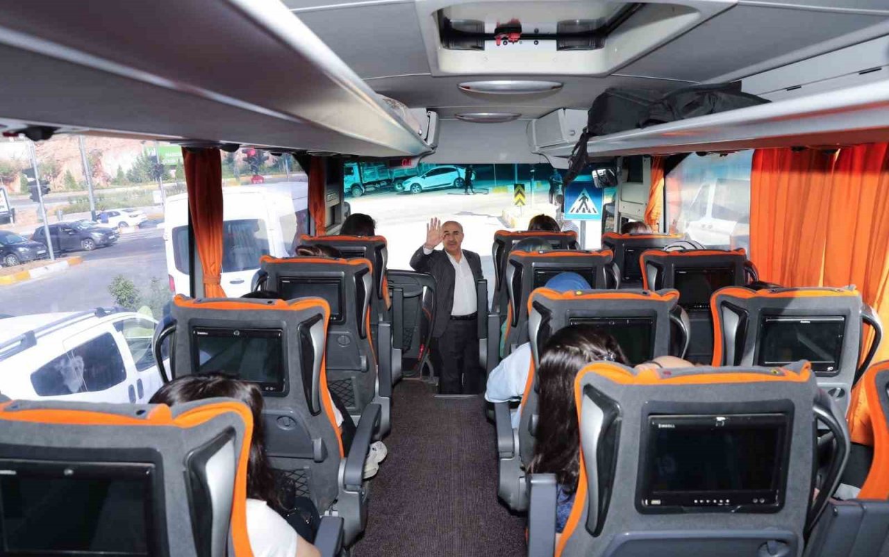 Mardin Valisi Demirtaş, Samsun gezisine katılan gençleri uğurladı