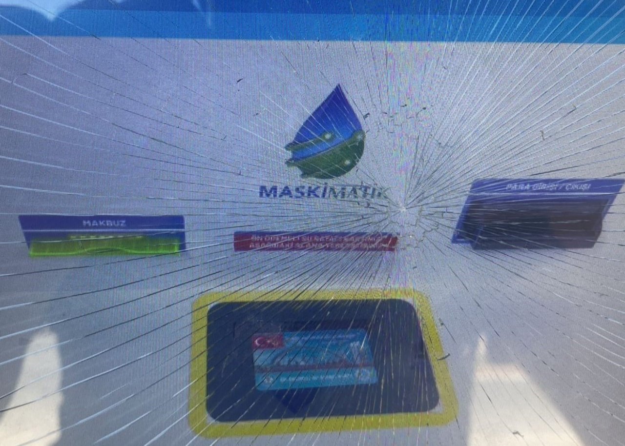 Kamu malına zarar verdi, kameraya yakalandı