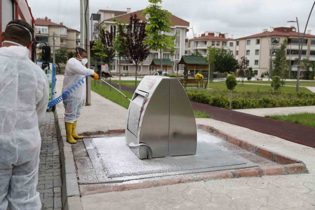 Nevşehir’de çöp konteynerleri dezenfekte ediliyor