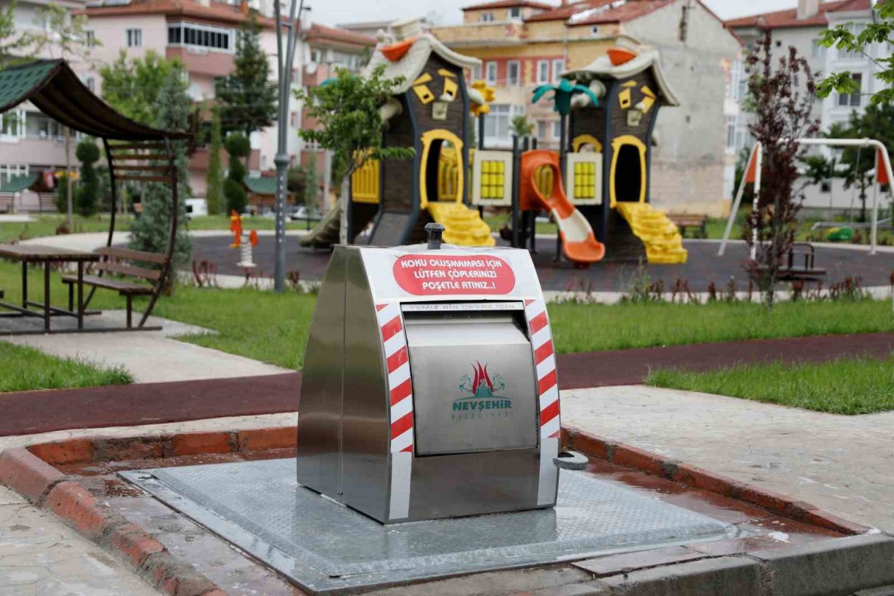 Nevşehir’de çöp konteynerleri dezenfekte ediliyor