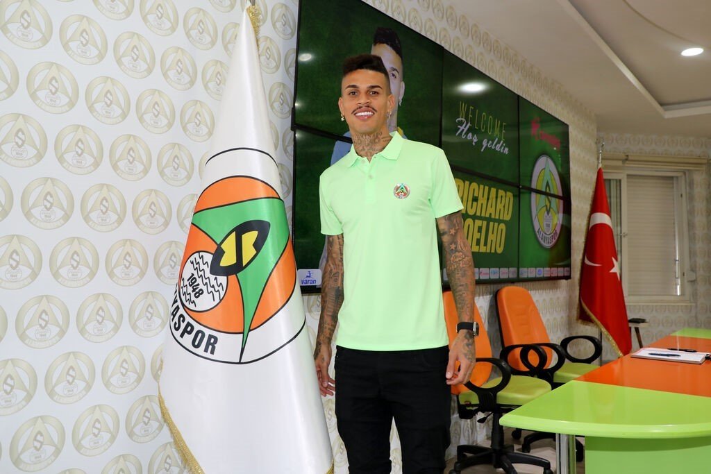 Brezilyalı orta saha Coelho, Alanyaspor’da