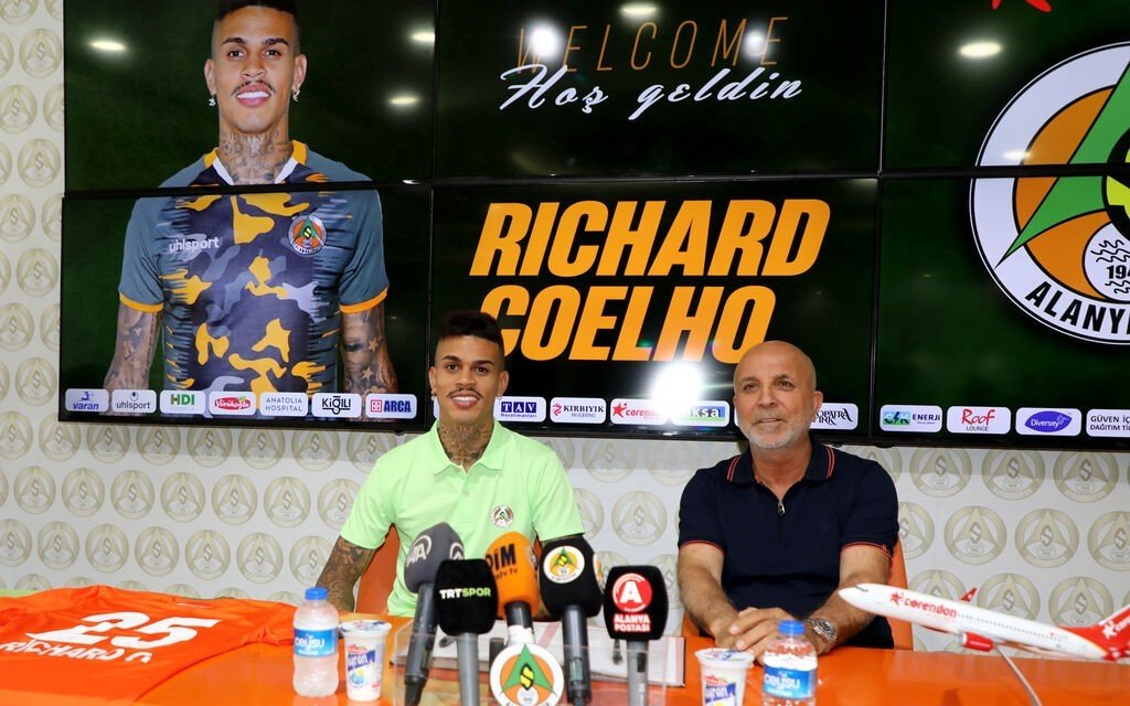 Brezilyalı orta saha Coelho, Alanyaspor’da